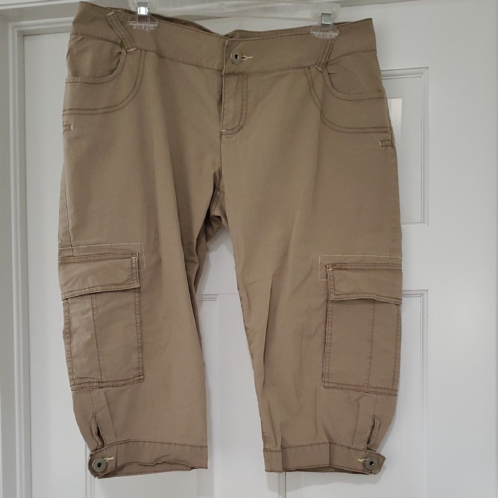 DKNY Khaki Capris SZ 11(Womens 6/8)